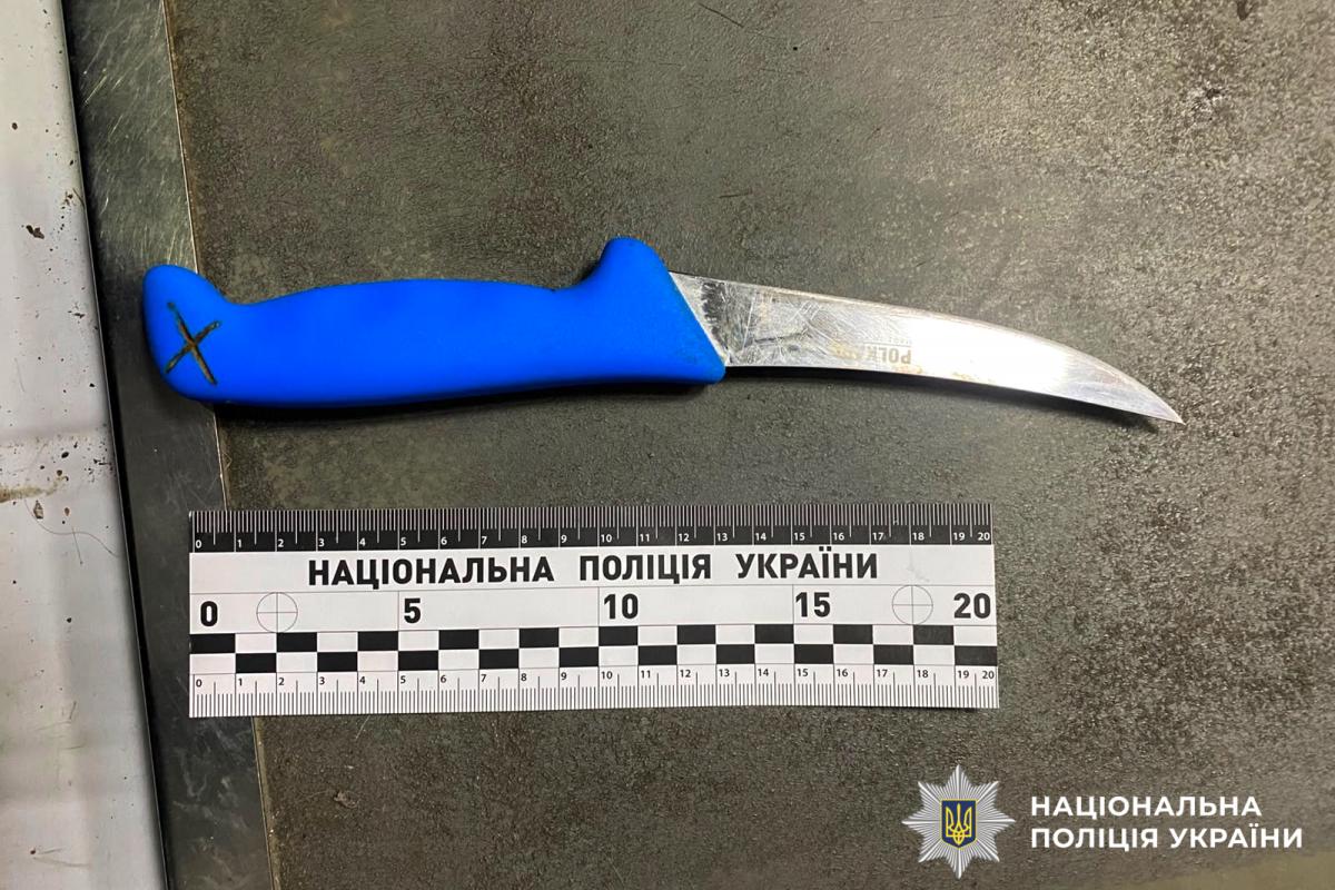 Кухонний ніж із синьою ручкою біля лінійки Національної поліції України